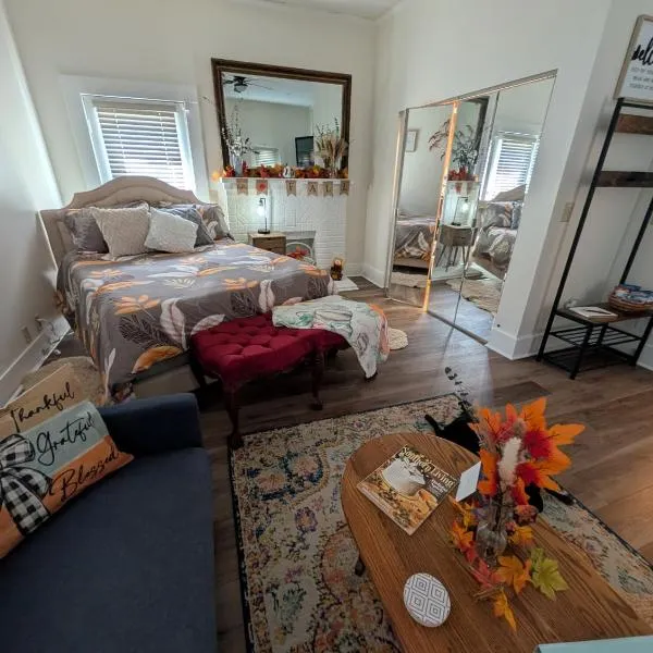 Cozy, Cute, Private Ozark Suite 5 Mins to Hospital, hotel v destinaci Ozark