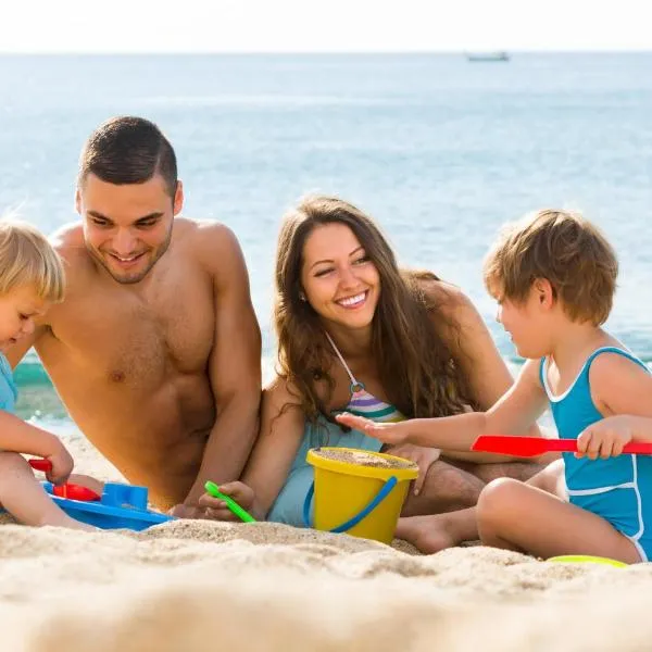 Wonderful 6 Berth Caravan For Hire At Manor Park, Hunstanton, Norfolk Ref 23028S, hotel in Hunstanton