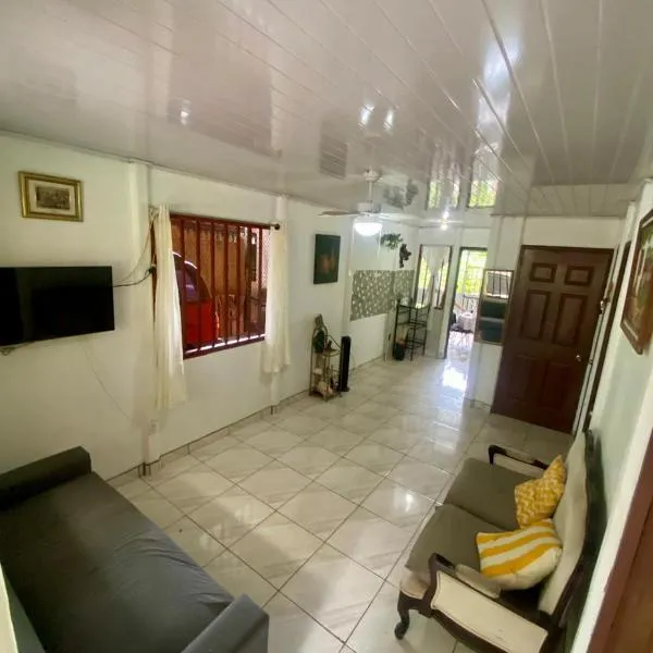 La Casa de Tita, hotel v mestu Orotina