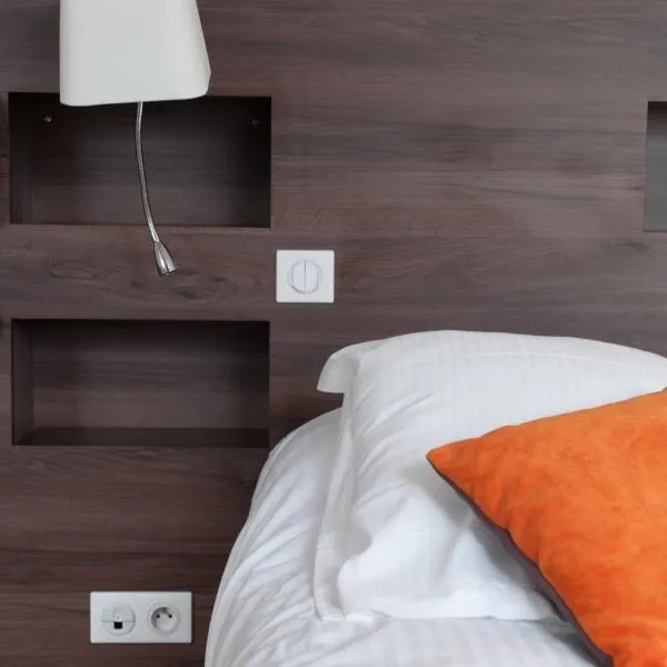 Logis Hotel du Parc-Restaurant - Le Rouget de Lisle, hotel v destinaci Lons-le-Saunier