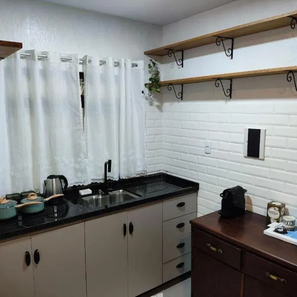 Studio próximo ao aeroporto, hotelli kohteessa Florianópolis