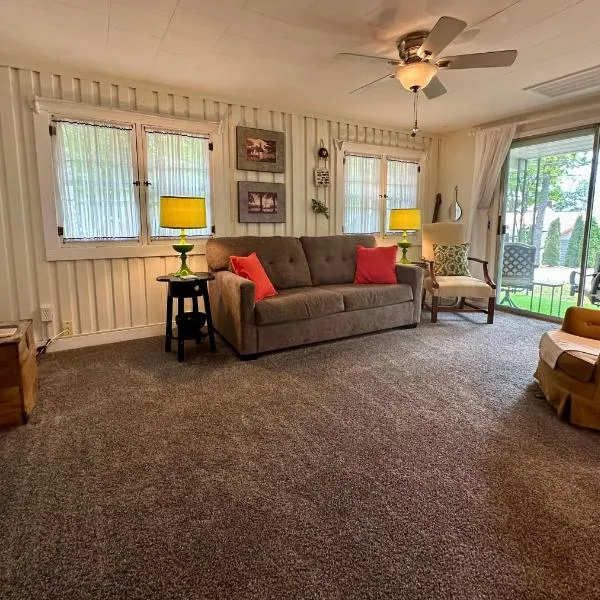 Long Lake Cottage-Hot Tub-Pet Friendly-Near Alpena, hotel em Alpena