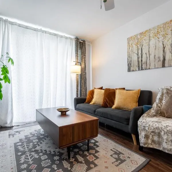 Cozy Family Home Near Montreal, hotel in Brossard