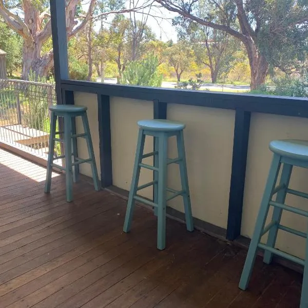 The Beach Cottage - Fenced Yard - Close to Beach and River mouth、ギルダートンのホテル