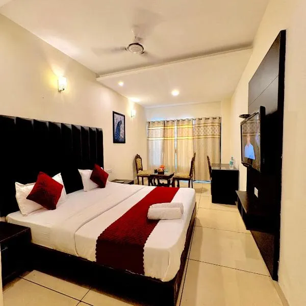 Hotel JB Grand Residency Zirakpur Chandigarh # lift #Balcony Rooms # Banquet Hall # Family Rooms, hotel in Chandīgarh