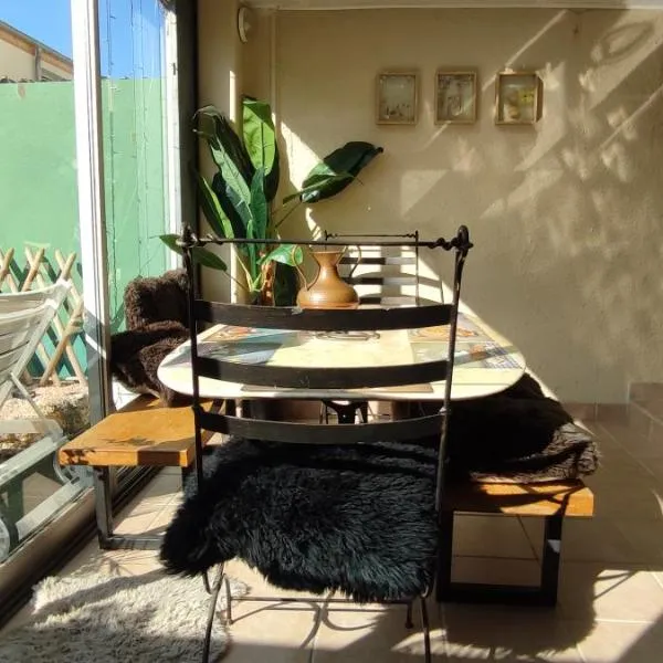 PARIS AUTHENTIC HOUSE Entier 1920's House Métro Line 7 For Groups, hotel in Paris