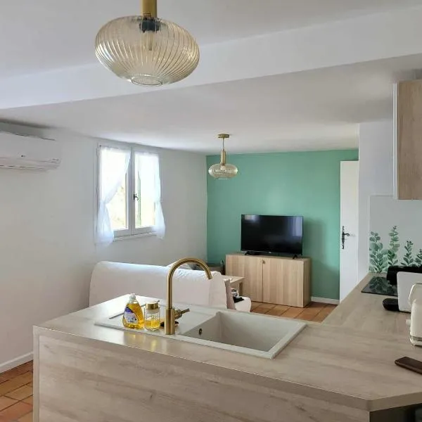 Duplex provençal au cœur des vignes à 5 min du centre-ville、Sabletのホテル