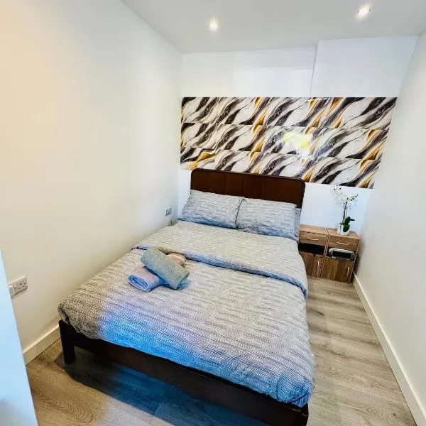 Enjoy the comfort at self-contained studio with free Parking - near Luton airport、ルートンのホテル