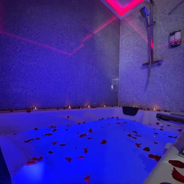 Suite 1 Private Jacuzzi Spa Hot Tub & Sauna，位于Attercliffe的酒店