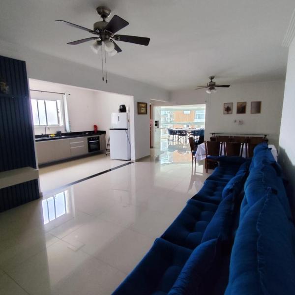 Apto de 180m vista mar, com 03 suites equipadas com ar condicionado, tvs e sacada, varanda gourmet e 02 vagas de garagem cobertas, a 50 metros da praia Tupi