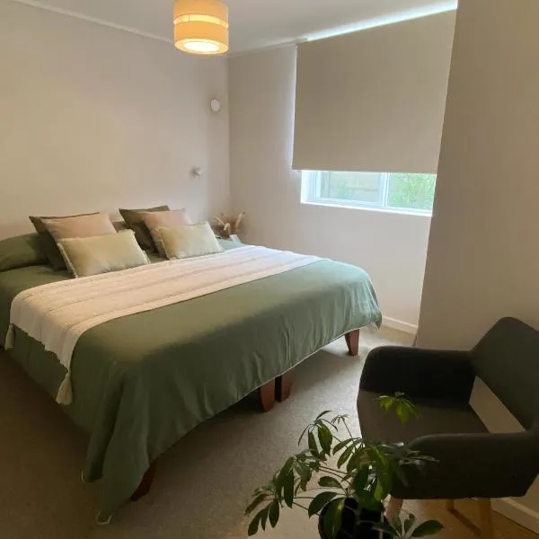 Departamento cálido y espacioso con estacionamiento privado, hotel di Valdivia