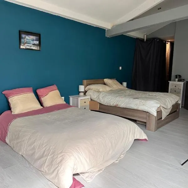 Chambre pour 4 personnes avec SdB privative et jacuzzi、Le Petit-Couronneのホテル