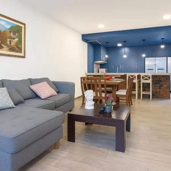 Casa estilo americano cerca del Shopping Mariscal con 2 garajes y WiFi, hotel en Asunción