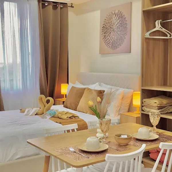 Luxe Bed Free Wi-Fi Movie streaming Pool Gym Near Airport and Mactan Newtown, hotel en Punta Engaño