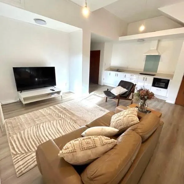 St Okes Apartment- Peaceful retreat set in native bush - Modern - Comfortable and Quiet, hótel í Lower Hutt