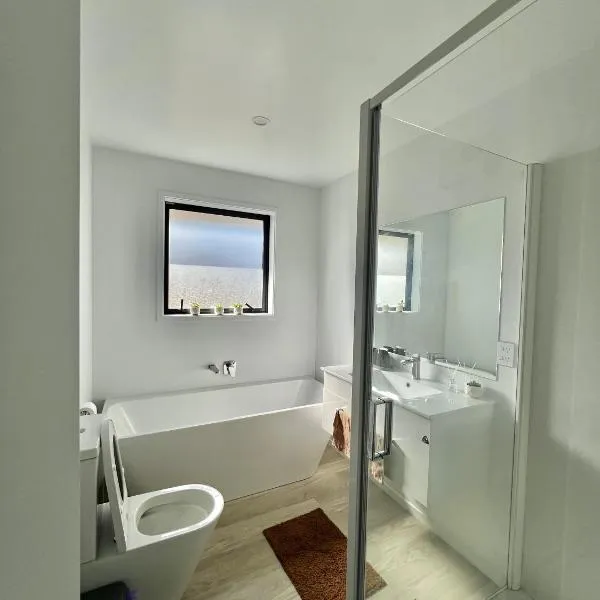 Room and Private Bathroom in Woodend، فندق في Woodend