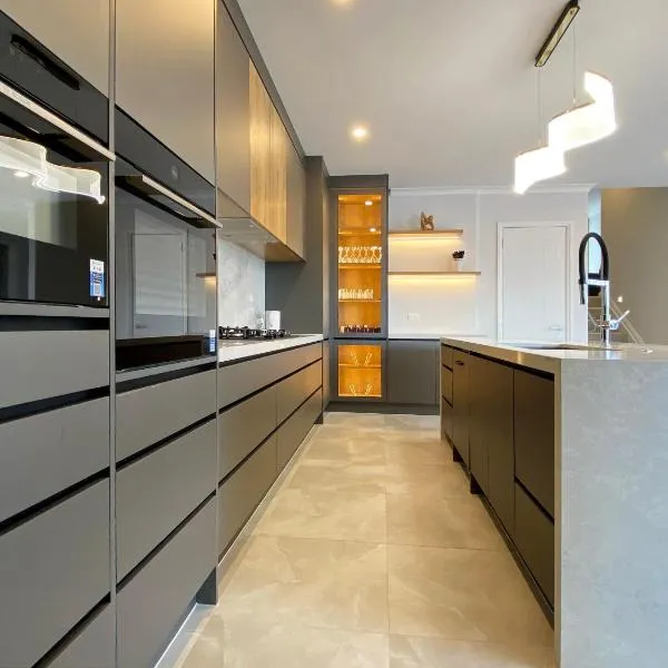 오클랜드에 위치한 호텔 Castlebane New Home 350sqm, 7ACs, Large Deck, View