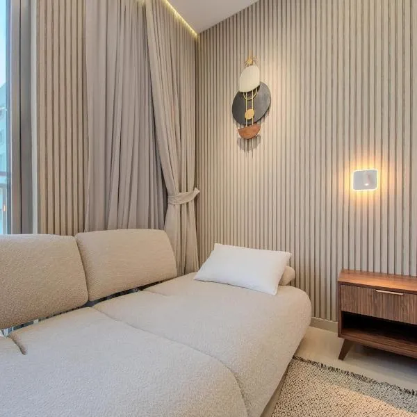 Poolview Studio Apartment in Zuhour Uptown AlZahia, hotel a Sharjah