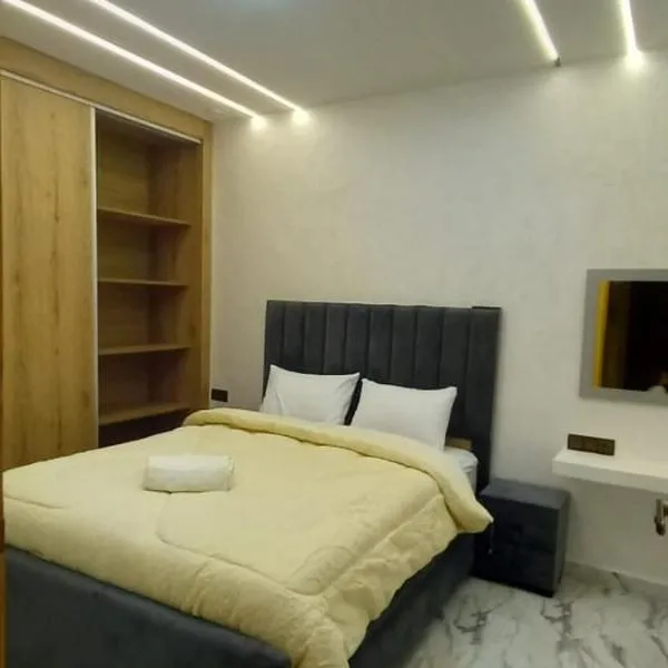 Maison confortable Familiale au plein milieu d'Oujda, bien équipée et sécurisée avec 2 chambres et salon moderne et un garage pour le véhicule, cuisine et un douche moderne et une toilette marocaine, hotel en Oujda