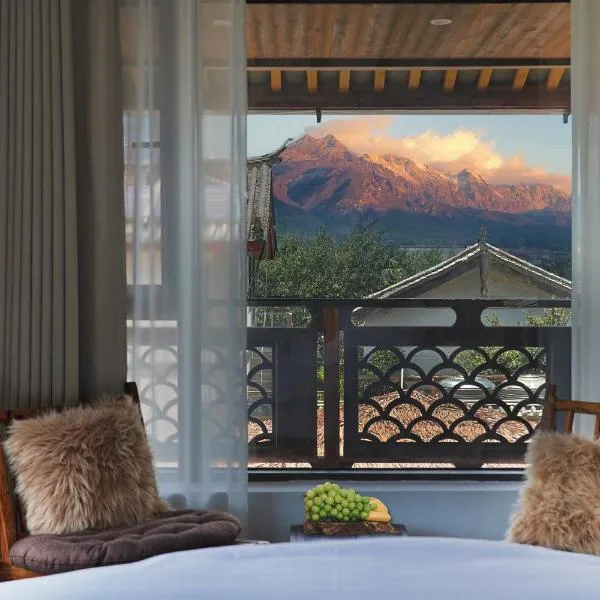 Dawnscape snowmountain viewing Courtyard - Baisha old town, hotel in Lijiang