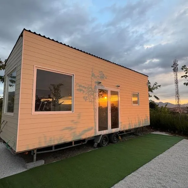 Tiny House Base Camp Granada Camping, hotel di Durcal