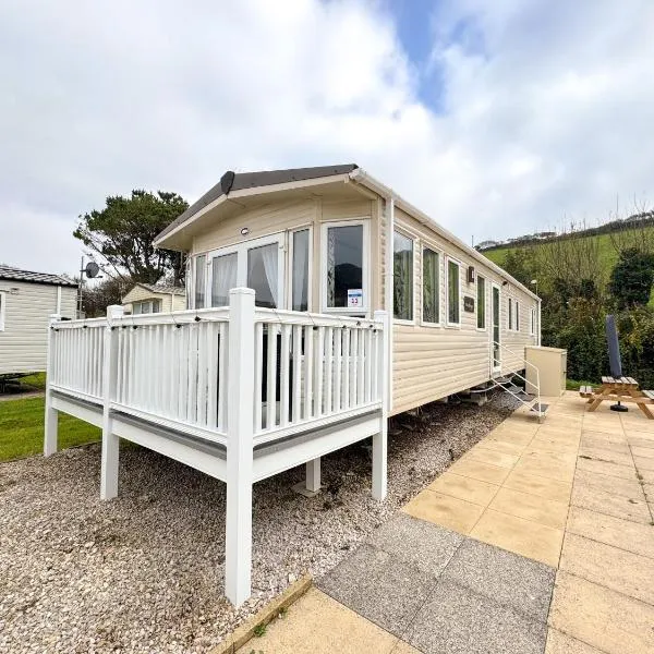 Caravan at Challaborough Bay Holiday Park, ξενοδοχείο σε Burgh Island