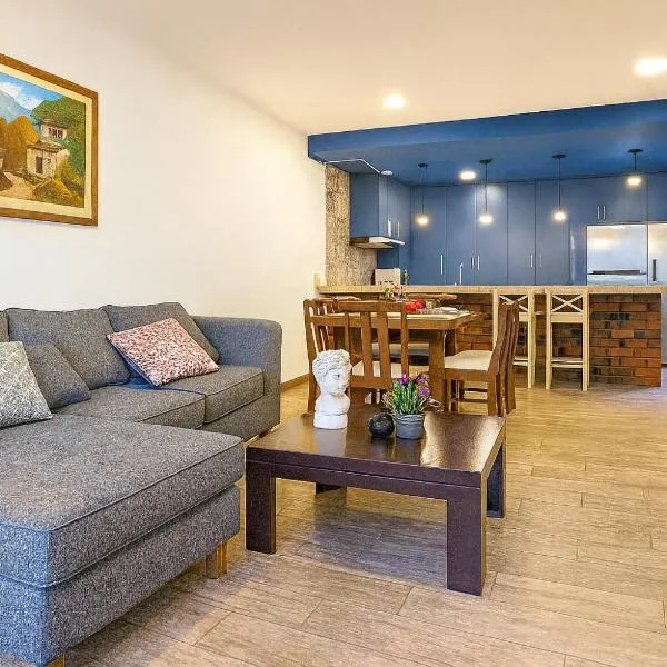Casa estilo americano cerca del Shopping Mariscal con 2 garajes y WiFi, hotel di Asuncion