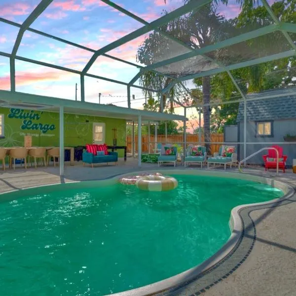 Breezy Pineapple, Heated Pool, Sleeps 12, Putting Green, hotel din Largo