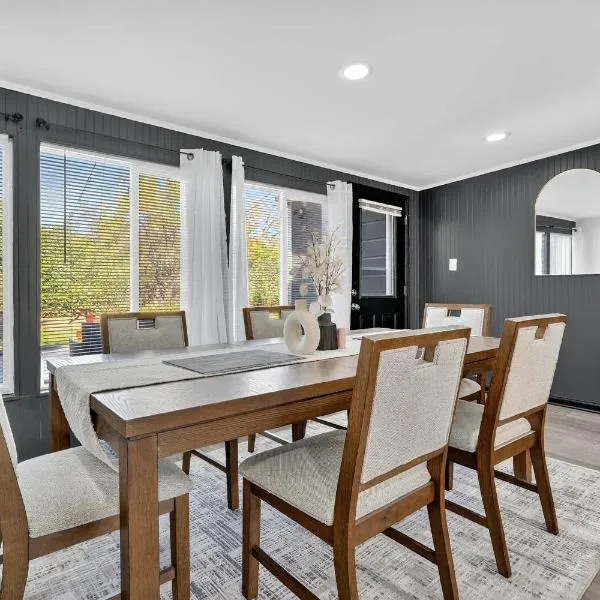 Greenway Getaway-Private Huge outdoor fun, Game,Navy, готель у місті Beach Park