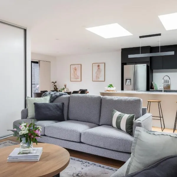 The Crescent, a modern townhouse near LGH & parks, hotel in Kings Park