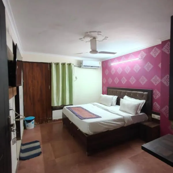 Hotel The River Front at Delhi Airport, hotel en Jāmb