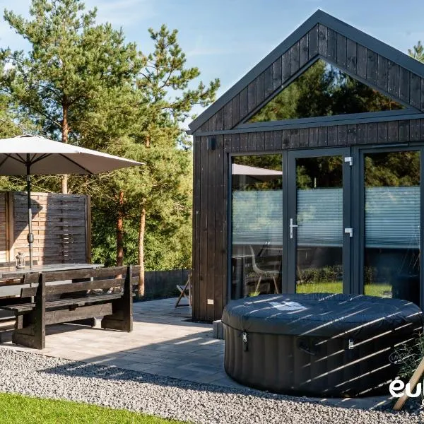 Euforia Górzno - nowoczesne domki nad jeziorem z sauną, balią, jacuzzi、グジノのホテル
