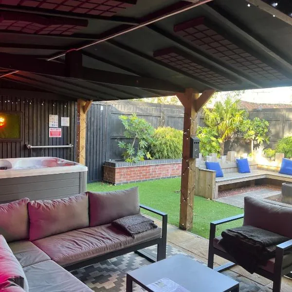 NEW Hot tub, 2 bedrooms, countryside by the coast, 5 Star Woodlands Lodge, hotel in Skegness