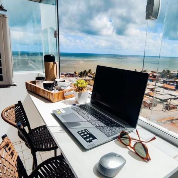 Apto com Varanda, Vista e Piscina a 50m da Praia