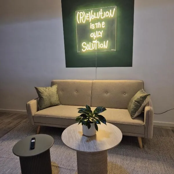 Vico V - Molfetta Luxury Apartment - Central, Near Port, New - Fast Wi-Fi, hotel v destinaci Molfetta