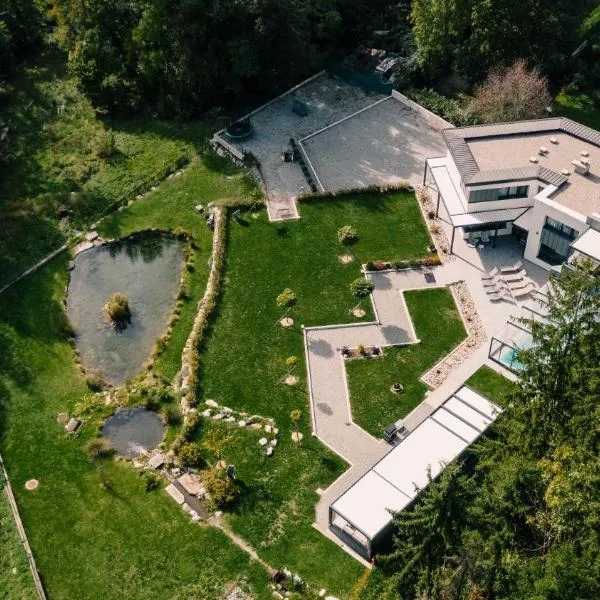 Villa d'exception au cœur des montagnes PISCINE & SPA, hotel en Savoie