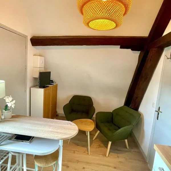 Le Petit Chartrain โรงแรมในชาร์ตร