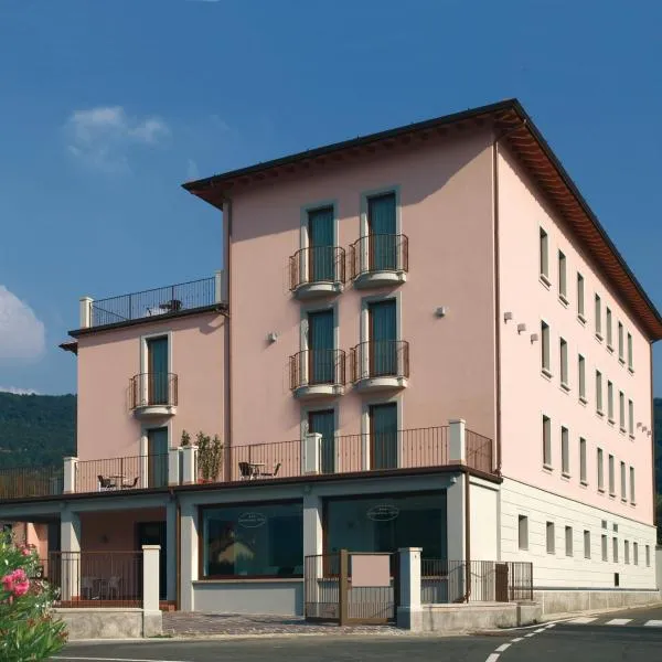 International Hotel, hotel Iseóban