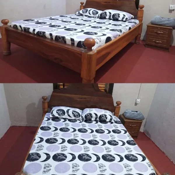 Balcony Bliss & Private Bath at Mamdalis, hotel en Ngambo