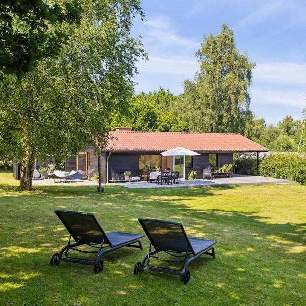 Charming Cottage Near Heatherhill With Jacuzzi, готель у місті Vejby