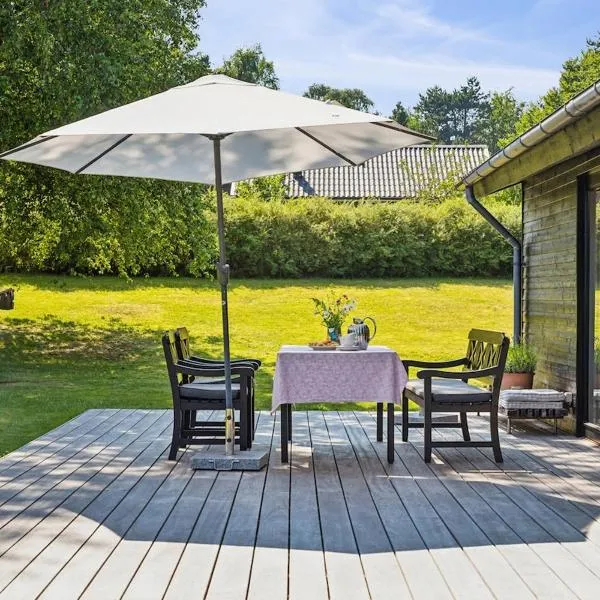 Charming Cottage Near Heatherhill With Jacuzzi, hotel en Vejby