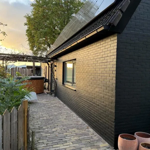 B&B Het Kleine Huisje met Hottub, khách sạn ở Emmen