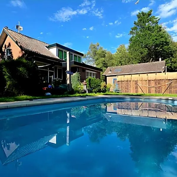 Viesnīca Villa in the forest of Amsterdam with Pool pilsētā Velsen-Zuid