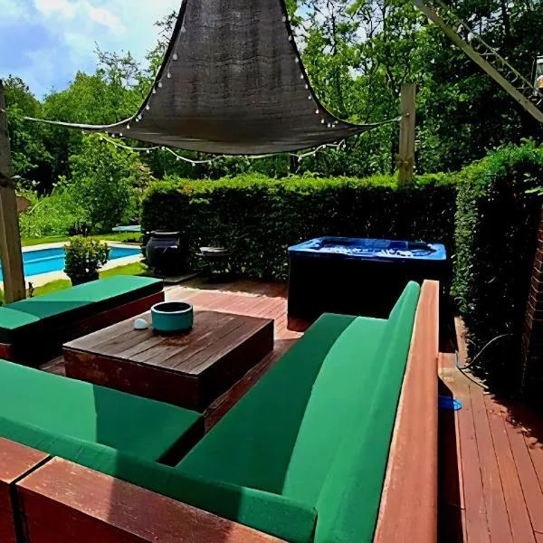 Villa in the forest of Amsterdam with Pool, hotel in Velsen-Zuid