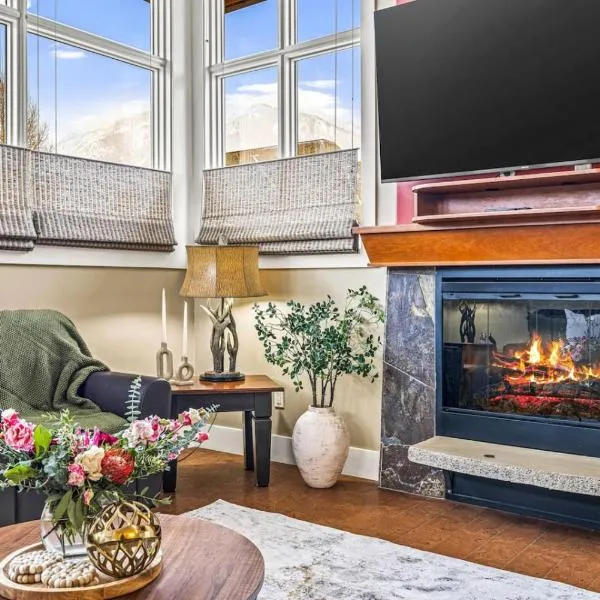 Cozy 2BR Retreat Mountain View with Pool and Hot Tub, hotel em Canmore