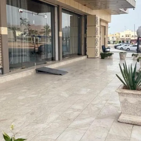 نصف القمر للشقق المخدومة, hotel di Ḩaql