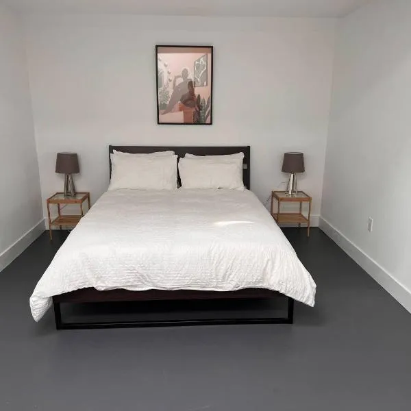 Halifax में, होटल Private guest suite with bathroom and sitting area