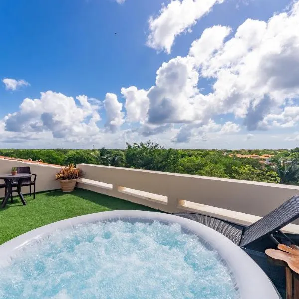Private Jacuzzi, Golf Getaway, sunrise view, hotel in Puerto Aventuras