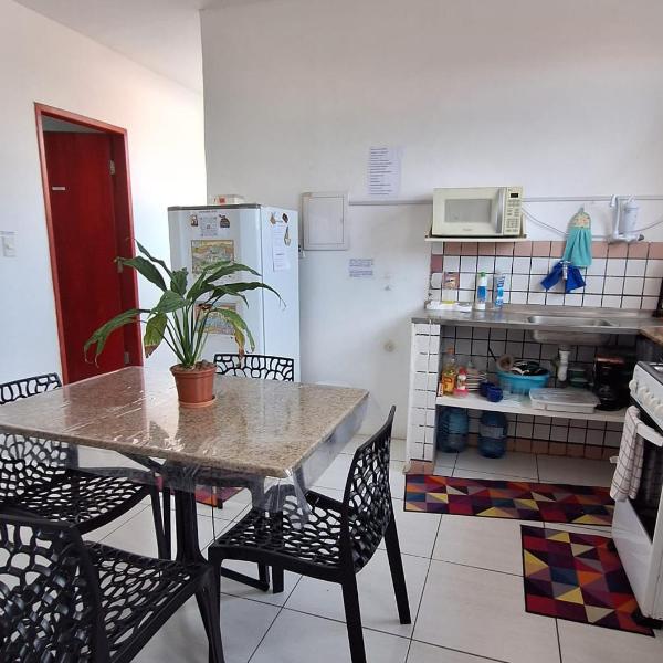 Quarto UP perto do Centro e Praias AR TV Wifi Cozinha Lavadora - Foto 4