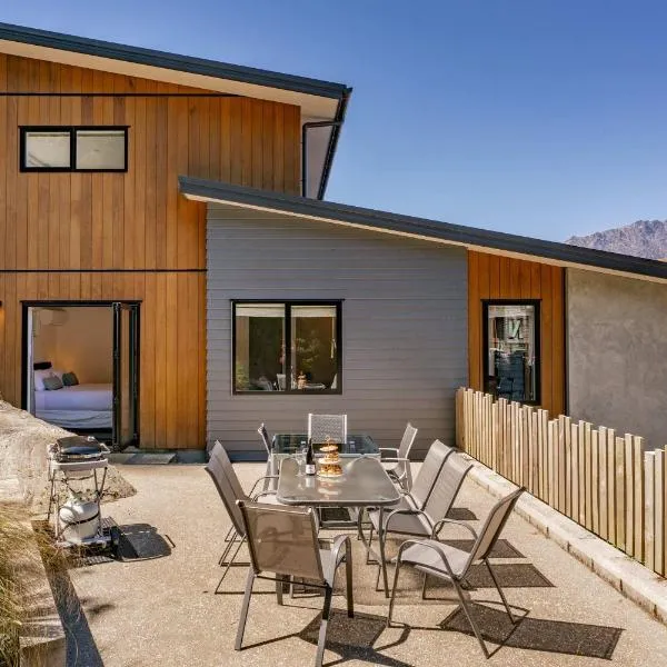 Grand Alpine Villa - 4 bedrooms, hotel in Queenstown